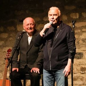 Exclusif - Claude Lemesle et Michel Fugain - Claude Lemesle reçoit la cravate des arts et des lettres des mains de G. Davoust lors de son concert au Café de la Gare à l'occasion de son 80ème anniversaire à Paris le 12 octobre 2025. Claude Lemesle est l'un des plus grands auteurs de chansons françaises de tous les temps. Pas moins d'une centaine des innombrables chansons qu'il a écrites sont devenues des classiques.
© Coadic Guirec/Bestimage