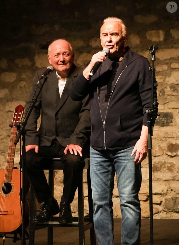 Exclusif - Claude Lemesle et Michel Fugain - Claude Lemesle reçoit la cravate des arts et des lettres des mains de G. Davoust lors de son concert au Café de la Gare à l'occasion de son 80ème anniversaire à Paris le 12 octobre 2025. Claude Lemesle est l'un des plus grands auteurs de chansons françaises de tous les temps. Pas moins d'une centaine des innombrables chansons qu'il a écrites sont devenues des classiques.
© Coadic Guirec/Bestimage