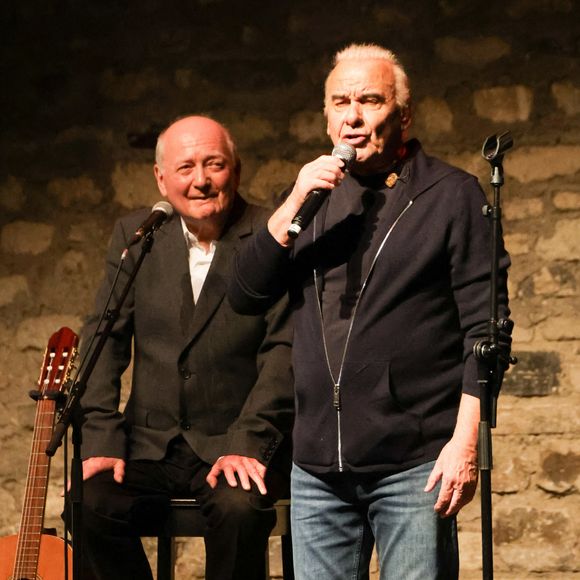Exclusif - Claude Lemesle et Michel Fugain - Claude Lemesle reçoit la cravate des arts et des lettres des mains de G. Davoust lors de son concert au Café de la Gare à l'occasion de son 80ème anniversaire à Paris le 12 octobre 2025. Claude Lemesle est l'un des plus grands auteurs de chansons françaises de tous les temps. Pas moins d'une centaine des innombrables chansons qu'il a écrites sont devenues des classiques.
© Coadic Guirec/Bestimage