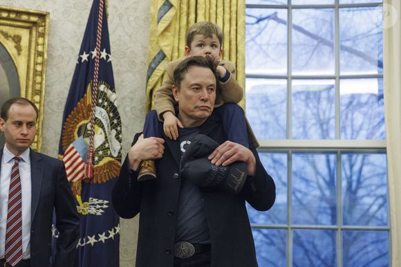Mais que lui fait-il choisir plutôt l'un que l'autre ?

Le président Donald Trump et Elon Musk, accompagné de son fils X, donnent une conférence de presse pour défendre les premières coupes budgétaires du Department of Government Efficiency (DOGE) dirigé par le patron de Space X et Tesla.
Washington, le 11 février 2025.
