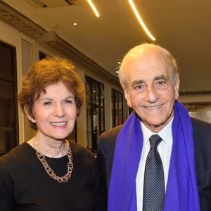 Décidée néanmoins à continuer de vivre, l'écrivaine sort un nouveau livre intitulé "Octobre". 

Exclusif - Jean-Pierre Elkabbach et Nicole Avril - 2ème Gala caritatif de l'Institut Rafaël "Maison de l'après Cancer" au Pavillon d'Armenonville à Paris le 4 avril 2019. © Erez Lichtfeld/Bestimage