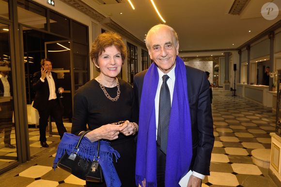 Décidée néanmoins à continuer de vivre, l'écrivaine sort un nouveau livre intitulé "Octobre". 

Exclusif - Jean-Pierre Elkabbach et Nicole Avril - 2ème Gala caritatif de l'Institut Rafaël "Maison de l'après Cancer" au Pavillon d'Armenonville à Paris le 4 avril 2019. © Erez Lichtfeld/Bestimage