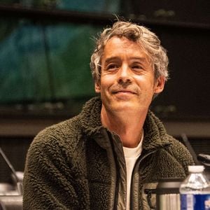 Yann Barthès - Le présentateur de l'émission Quotidien, est auditionné par la commission d'enquête sur les fréquences TNT, à la demande du Rassemblement national à Paris le 27 mars 2024. L’émission, qui réunit deux millions de téléspectateurs sur TMC chaque jour, pourrait faillir à une recommandation de l’Autorité de régulation de la communication audiovisuelle et numérique (Arcom) : celle du pluralisme politique à l’antenne.
Dans le talk-show, des personnalités des mondes politiques, économiques ou artistiques défilent du lundi au vendredi. Mais l’extrême droite n’y serait pas assez représentée… selon l’extrême droite.