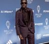 Tenant du titre 2025, Ousmane Dembélé a fait sensation dans un smoking bordeaux satiné.

Ousmane Dembélé à la 70e cérémonie du Ballon d'Or au Palladium Theatre, le 26 octobre 2026 à Londres. 

© Cyril Moreau / Bestimage
