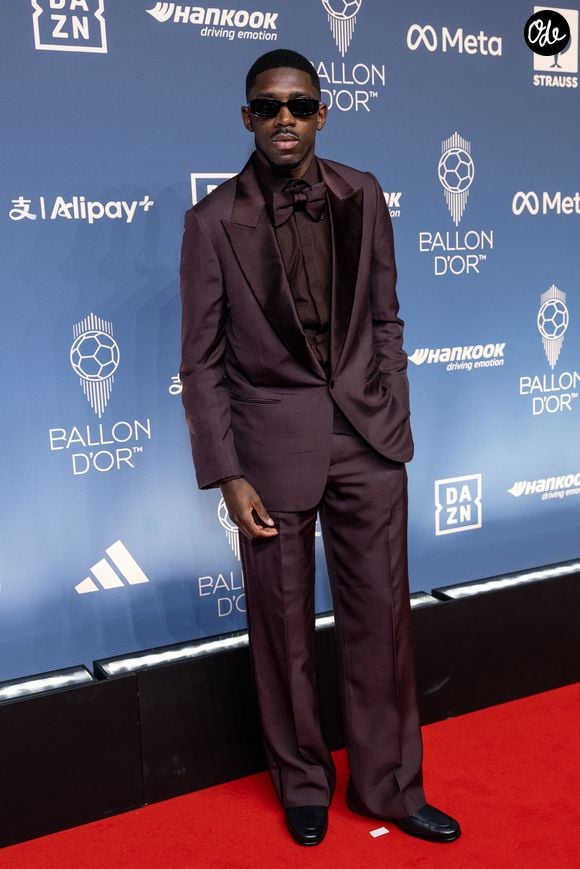 Tenant du titre 2025, Ousmane Dembélé a fait sensation dans un smoking bordeaux satiné.

Ousmane Dembélé à la 70e cérémonie du Ballon d'Or au Palladium Theatre, le 26 octobre 2026 à Londres. 

© Cyril Moreau / Bestimage