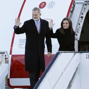 Le roi Felipe et la reine Letizia lors de leurs adieux au pavillon d'État de l'aéroport avant leur voyage en Italie, le 10 décembre, à Madrid, Espagne.