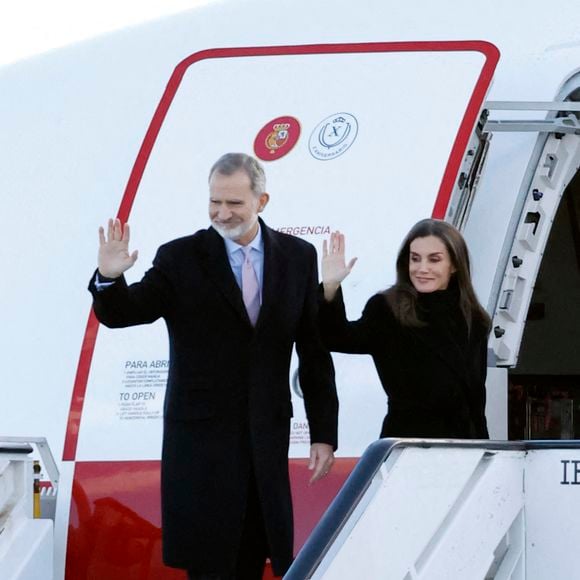 Le roi Felipe et la reine Letizia lors de leurs adieux au pavillon d'État de l'aéroport avant leur voyage en Italie, le 10 décembre, à Madrid, Espagne.