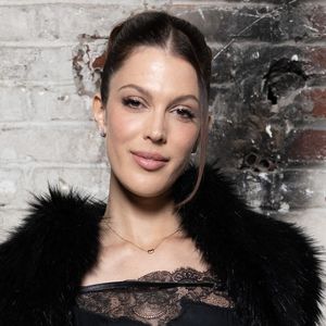 Iris Mittenaere a partagé sur Instagram ses “indispensables” pour un vol, dont un masque de beauté.

Iris Mittenaere au photocall du défilé Vaillant Collection Femme Prêt-à-Porter Automne/Hiver 2026-2027 lors de la Fashion Week de Paris (PFW) au palais de Tokyo, à Paris, France. © Julien Sarkissian/Bestimage