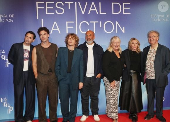 Nicolas Maury, guest, Alex Lutz, Marc Fitoussi, Charlotte de Turkheim, Anne Marivin, Dominique Besnehard - Photocall du film en compétition "Ca c'est Paris" lors de la 26ème Edition du Festival de la Fiction de La Rochelle. Le 13 septembre 2024
© Patrick Bernard / Bestimage