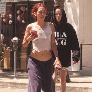 À Los Angeles, Shiloh Joli Pitt, la fille d'Angelina Jolie et Brad Pitt, avec une amie, Keoni Rose, chez Fonuts Donut Bakery à Studio City, Los Angeles, le 4 juillet 2025