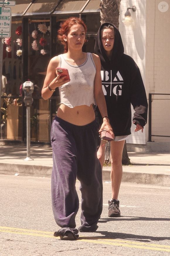 À Los Angeles, Shiloh Joli Pitt, la fille d'Angelina Jolie et Brad Pitt, avec une amie, Keoni Rose, chez Fonuts Donut Bakery à Studio City, Los Angeles, le 4 juillet 2025