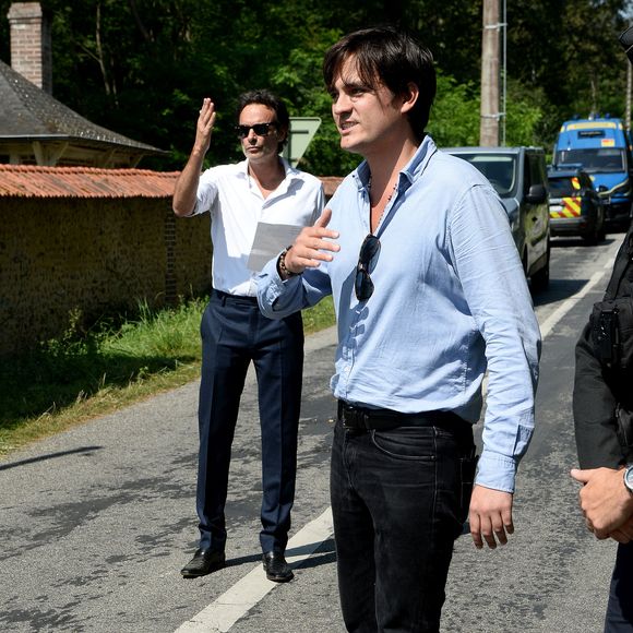 Anthony Delon et son demi-frère Alain-Fabien découvrent les hommages devant les grilles de la propriété de Douchy, quelques heures avant les obsèques de leur père, A.Delon, le 24 août 2024. Décédé le 18 août 2024, l'acteur a rendu son dernier souffle, entouré des siens dans sa propriété de Douchy, où il sera inhumé, le 24 août 2024 vers 17 heures dans une chapelle, construite il y a une vingtaine d'années.