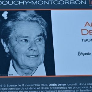 Une cérémonie en hommage à Alain Delon a été organisée un an jour pour jour après la mort de l'acteur, à Douchy-Montcorbon (Loiret), France, le 18 août 2025, commune où la star a vécu durant plusieurs décennies, une plaque a été dévoilée à l'intérieur du stade en honneur de l'acteur, qui avait équipé en 1983 les équipes de football de jeunes de Douchy de maillots à son nom et une projection d'un film documentaire de 45 mn "Delon-Douchy", écrit autour de la relation entre l'acteur et la commune, est aussi programmée en début de soirée dans la salle des fêtes communale. © Christian Liewig/Bestimage