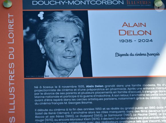 Une cérémonie en hommage à Alain Delon a été organisée un an jour pour jour après la mort de l'acteur, à Douchy-Montcorbon (Loiret), France, le 18 août 2025, commune où la star a vécu durant plusieurs décennies, une plaque a été dévoilée à l'intérieur du stade en honneur de l'acteur, qui avait équipé en 1983 les équipes de football de jeunes de Douchy de maillots à son nom et une projection d'un film documentaire de 45 mn "Delon-Douchy", écrit autour de la relation entre l'acteur et la commune, est aussi programmée en début de soirée dans la salle des fêtes communale. © Christian Liewig/Bestimage