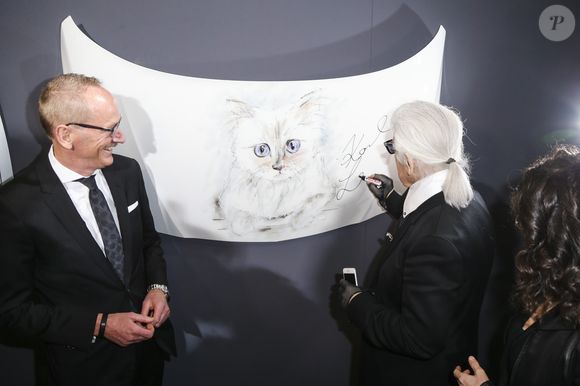 Choupette prêtera donc son miaulement à ce chat machiavélique !

Karl Lagerfeld au vernissage "Corsa Karl et Choupette" à Berlin en Allemagne, le 3 février 2015.

Photo : API / Bestimage