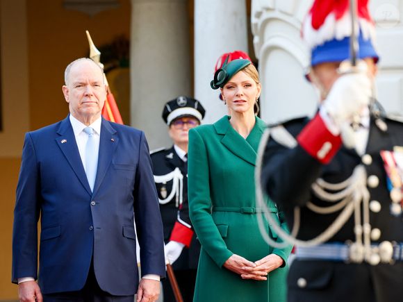 Le Palais princier a partagé sur Instagram plusieurs images de cette journée officielle placée sous le signe "de l’amitié et du partage" et marquée d’une "portée particulière".

Le prince Albert II de Monaco et la princesse Charlène de Monaco - Le prince de Monaco et la princesse de Monaco accueillent le président du Portugal, dans la cours d'honneur du Palais Princier à Monaco, le 21 novembre 2025. Le chef d'Etat portugais est en visite officielle en principauté. © Bruno Bebert / Bestimage
