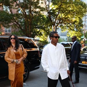 EXCLUSIF New York, NY Rihanna et ASAP Rocky arrivent à l'hôtel Greenwich pour dîner après que le rappeur ait reçu le prix du cinéaste de l'année au festival du film de Tribeca. 

Backgrid USA / Bestimage