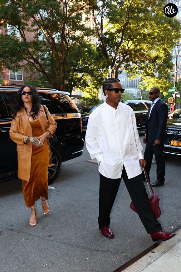 EXCLUSIF New York, NY Rihanna et ASAP Rocky arrivent à l'hôtel Greenwich pour dîner après que le rappeur ait reçu le prix du cinéaste de l'année au festival du film de Tribeca. 

Backgrid USA / Bestimage