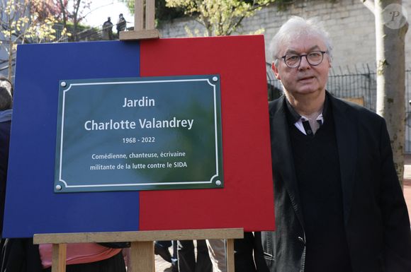 Exclusif - Dominique Besnehard lors de la cérémonie de dénomination d’un jardin en hommage à Charlotte Valandrey, au 17 rue Hector Malot dans le XIlème arrondissement de Paris, France, le 4 avril 2025. © Coadic Guirec/Bestimage