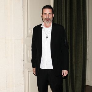Son dressing impressionne avec une grande collection de chaussures.


Richard Orlinski au dîner Vogue100 x Zuhair Murad après la Fashion Week de Paris (PFW), France, le 13 mars 2026. © Romain Guédé/BFA.com/Backgrid/Bestimage