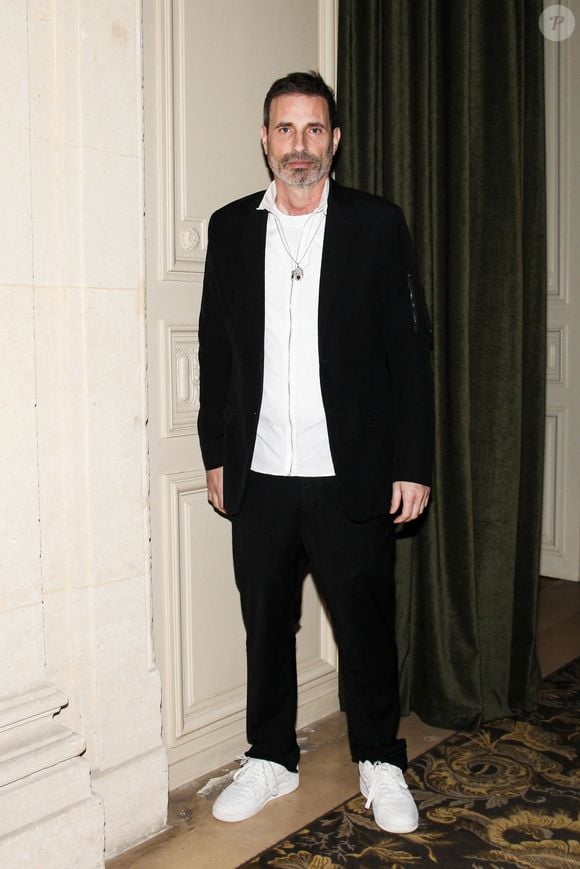 Son dressing impressionne avec une grande collection de chaussures.


Richard Orlinski au dîner Vogue100 x Zuhair Murad après la Fashion Week de Paris (PFW), France, le 13 mars 2026. © Romain Guédé/BFA.com/Backgrid/Bestimage