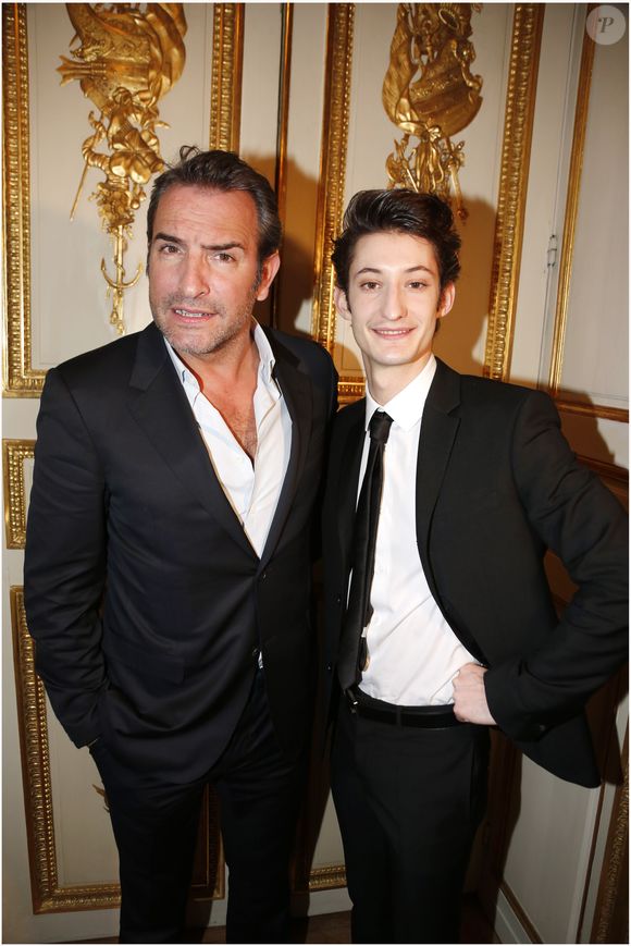 "Une petite Casio à calculatrice très années 1980. Jean était mon parrain et il m’a dit : 'J’ai cherché quel était le cadeau de parrain le plus cliché !'"

Jean Dujardin, Pierre Niney. Intérieur - Cocktail chez Chaumet pour les révélations des César Place Vendôme a Paris le 14 janvier 2013 © OLIVIER BORDE / BESTIMAGE