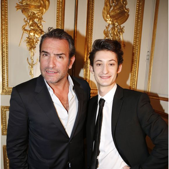 "Une petite Casio à calculatrice très années 1980. Jean était mon parrain et il m’a dit : 'J’ai cherché quel était le cadeau de parrain le plus cliché !'"

Jean Dujardin, Pierre Niney. Intérieur - Cocktail chez Chaumet pour les révélations des César Place Vendôme a Paris le 14 janvier 2013 © OLIVIER BORDE / BESTIMAGE