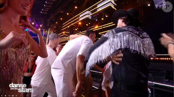 Elsa Bois a été vue en train de faire une accolade à Florent, un moment de complicité qui est passé inaperçu.


Danse avec les stars : Ce moment de complicité entre Elsa Bois et Florent Manaudou est passé inaperçu - capture d'écran TF1