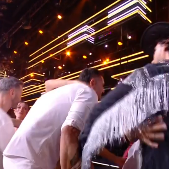 Elsa Bois a été vue en train de faire une accolade à Florent, un moment de complicité qui est passé inaperçu.


Danse avec les stars : Ce moment de complicité entre Elsa Bois et Florent Manaudou est passé inaperçu - capture d'écran TF1