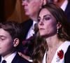 et des boucles d'oreille de la reine Elizabeth II

Catherine (Kate) Middleton, princesse de Galles, Le prince George de Galles - La famille royale britannique assiste au Festival du Souvenir de la Royal British Legion, en l'honneur des militaires, au Royal Albert Hall à Londres, le 8 novembre 2025. ©Julien Burton / Bestimage