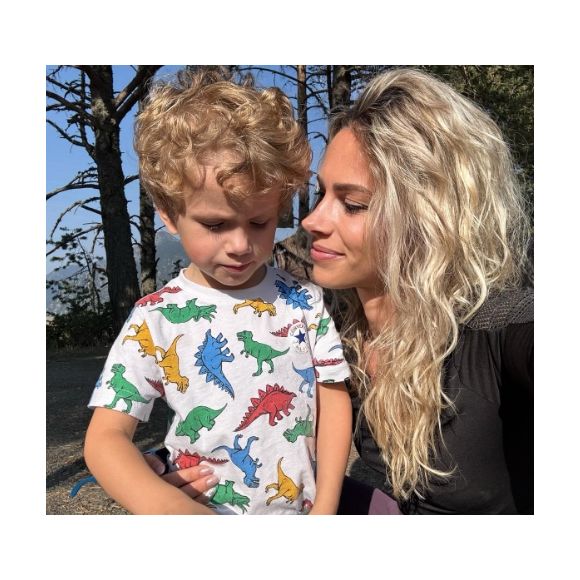 Nino, le fils de Marion Rousse et Julian Alaphippe, aime déjà le vélo du haut de ses 4 ans

Marion Rousse immortalisée sur Instagram avec son fils Nino (Capture d'écran - 19 août 2025).