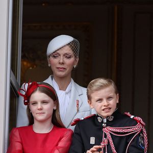 Il était accompagné comme à son habitude par la princesse Charlene et leurs deux enfants, Jacques et Gabriella

La princesse Charlène de Monaco, La princesse Gabriella de Monaco, comtesse de Carladès, Le prince Jacques de Monaco, marquis des Baux - La famille princière de Monaco au balcon du palais, à l'occasion de la Fête Nationale de Monaco, le 19 novembre 2025. © Dominique Jacovides/Bestimage