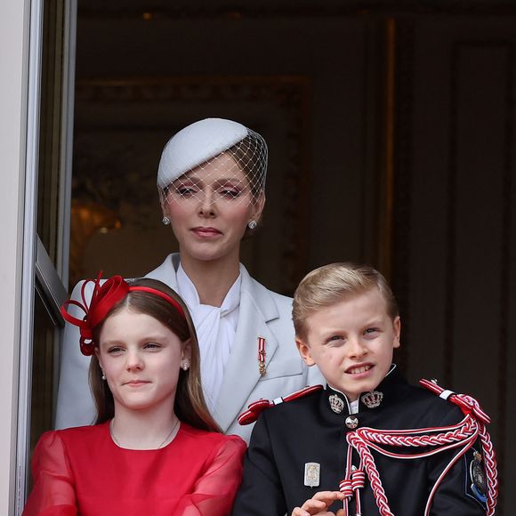 Il était accompagné comme à son habitude par la princesse Charlene et leurs deux enfants, Jacques et Gabriella

La princesse Charlène de Monaco, La princesse Gabriella de Monaco, comtesse de Carladès, Le prince Jacques de Monaco, marquis des Baux - La famille princière de Monaco au balcon du palais, à l'occasion de la Fête Nationale de Monaco, le 19 novembre 2025. © Dominique Jacovides/Bestimage