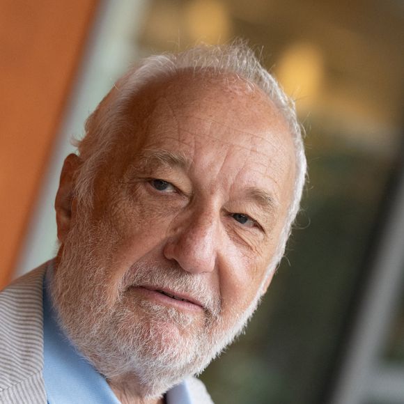 François Berléand a finalement accepté de perdre l’argent pour tourner la page et continuer sa vie avec humour et légèreté.

François Berléand au village lors des Internationaux de France de Tennis de Roland Garros 2025. Paris, le 27 mai 2025. 
© Moreau / Jacovides / Bestimage