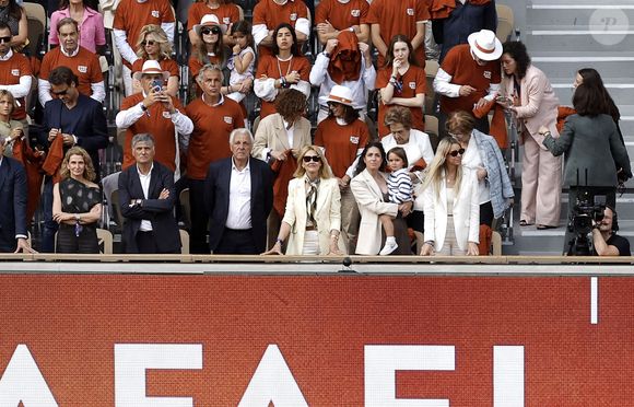 Le clan Nadal ( sa femme Xisca Perello, leur fils Rafael Junior, les parents Sebastian Nadal et Ana Maria Perera, son oncle Toni Nadal, sa soeur Maria Isabel - Maribel) à la cérémonie d'hommage pour Rafael Nadal le 25 mai 2025. © Cyril Moreau-Dominique Jacovides / Bestimage