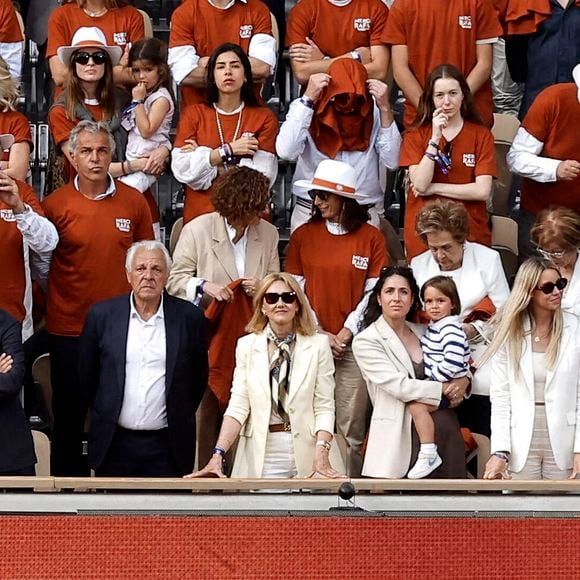 Le clan Nadal ( sa femme Xisca Perello, leur fils Rafael Junior, les parents Sebastian Nadal et Ana Maria Perera, son oncle Toni Nadal, sa soeur Maria Isabel - Maribel) à la cérémonie d'hommage pour Rafael Nadal le 25 mai 2025. © Cyril Moreau-Dominique Jacovides / Bestimage