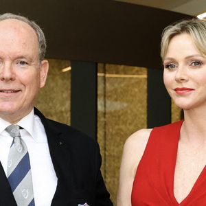 Le prince Albert II et la princesse Charlène de Monaco ont inauguré l'exposition "La Flamme Olympique au fil du temps" qui présente la collection de torches olympiques du prince Souverain, sous la verrière du Grimaldi Forum à Monaco, le 18 juillet 2024. © Claudia Albuquerque/Bestimage