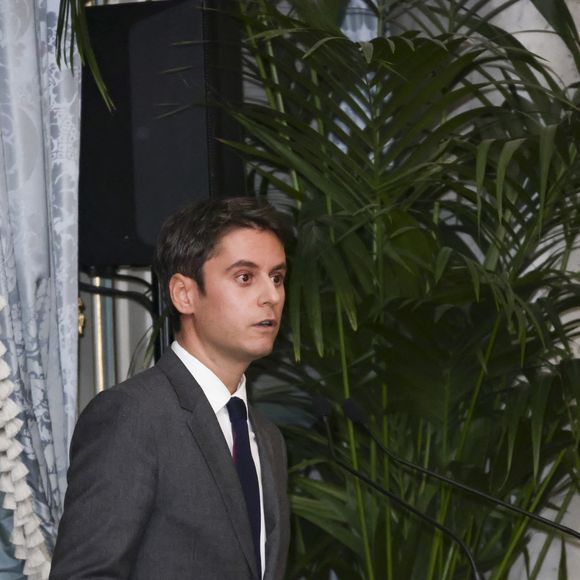 À l'occasion, le député a donné un discours captivant.

Gabriel Attal - Dîner de La Revue des Deux Mondes au Cercle de l’Union Interalliée dont l’invité d’honneur était Gabriel Attal à Paris le 20 janvier 2025. Lundi 20 janvier - Marc Ladreit de Lacharrière recevait Gabriel Attal pour le premier dîner du Cercle de la Revue des Deux Mondes de l'année 
 
Les salons du Cercle Interallié ont fait salle comble ce lundi, réunissant de nombreuses personnalités du monde des affaires, de la culture ou encore de la diplomatie, venues écouter l'ancien Premier ministre.
 
Etaient notamment présents à cette soirée prestigieuse, le Chancelier de l’Institut de France Xavier Darcos, l’ancien préfet Pierre de Bousquet de Florian et les principaux ambassadeurs d’Europe, dont l’ambassadrice de Grande-Bretagne Menna Rawlings.
 
Le cinéma était notamment très bien représenté par les réalisateurs Jean-Jacques Annaud, Yamina Benguigui et Vincent Duquesne. Du côté des affaires, on a pu y voir Laurent Dassault, Philippe Benacin, Augustin de Romanet et Philippe Palazzi.
 
Quant au monde de la culture, celui-ci comptait de nombreux représentants de qualité, avec Christophe Leribault, Emmanuel Kasarhérou, Adrien Goetz, Eléonore de Lacharrière, Pierre Sellal, Frédéric Jousset, Francine Mariani-Ducray ou encore Nathalie Obadia.
 
Une soirée exceptionnelle pour une rentrée réussie et riche de débats ! © Jack tribeca/Bestimage