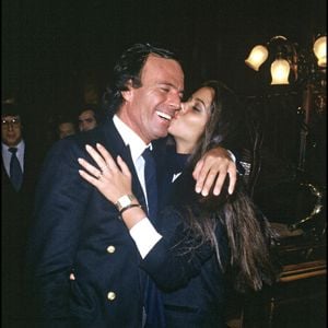 Elle a mis en cause son prête-plume et a même pris la défense du chanteur, brouillant durablement la lecture de son témoignage initial.

Archives – Julio Iglesias et son amie Vaitiare Bandera à Paris en 1983. RINDOFF-PATERSON / BESTIMAGE