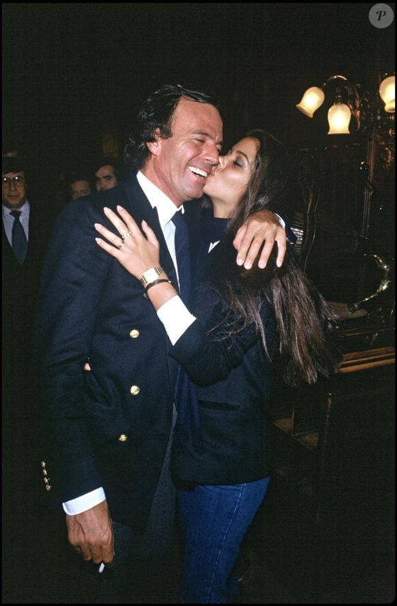 Elle a mis en cause son prête-plume et a même pris la défense du chanteur, brouillant durablement la lecture de son témoignage initial.

Archives – Julio Iglesias et son amie Vaitiare Bandera à Paris en 1983. RINDOFF-PATERSON / BESTIMAGE