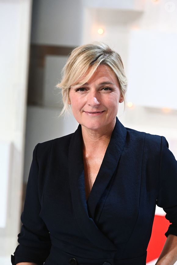 Exclusif - Anne-Elisabeth Lemoine - Enregistrement de l'émission "Vivement Dimanche", présentée par M.Drucker et diffusée le 19 novembre sur France 3, au Studio Gabriel à Paris. © Guillaume Gaffiot / Bestimage