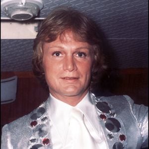 Pour rappel, créées en 1966, les Clodettes, avec leurs chorégraphies synchronisées et leurs costumes emblématiques, participaient pleinement à l’identité scénique du chanteur. 

Archives - Claude Francois - 1973. (AGENCE / BESTIMAGE)