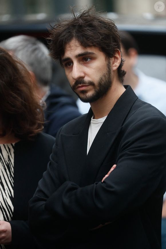 Ben Attal lors de la cérémonie de dévoilement de la plaque "Maison des Illustres" de la Maison Gainsbourg à Paris, France, le 2 avril 2024. © Christophe Clovis/Bestimage