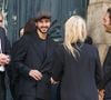 Ben Attal, le fils de Charlotte Gainsbourg et d'Yvan Attal, s'est uni à sa compagne Jordane Crantelle le 1er juillet 2023, soit 15 jours avant la disparition de Jane Birkin...

Ben Attal, tout sourire, accueille sa jeune épouse Jordan Crantelle, arrivée très en retard aux funérailles à l'église Saint-Roch de Paris, en France, le 24 juillet 2023, de la chanteuse et actrice d’origine britannique Jane Birkin, décédée le 16 juillet 2023 à Paris à l’âge de 76 ans. Photo de Nasser Berzane/Abaca