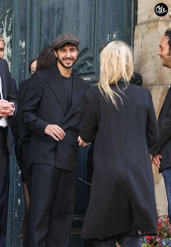 Ben Attal, le fils de Charlotte Gainsbourg et d'Yvan Attal, s'est uni à sa compagne Jordane Crantelle le 1er juillet 2023, soit 15 jours avant la disparition de Jane Birkin...

Ben Attal, tout sourire, accueille sa jeune épouse Jordan Crantelle, arrivée très en retard aux funérailles à l'église Saint-Roch de Paris, en France, le 24 juillet 2023, de la chanteuse et actrice d’origine britannique Jane Birkin, décédée le 16 juillet 2023 à Paris à l’âge de 76 ans. Photo de Nasser Berzane/Abaca