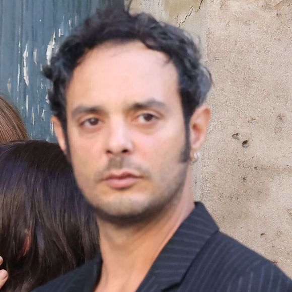 Roman de Kermadec, le fils de Kate Barry, s'est longuement confié au sujet de sa maman à nos confrères du magazine Gala. 

Charlotte Gainsbourg, Lou Doillon, Roman de Kermadec (fils de Kate Barry) - Arrivées des célébrités aux obsèques de Jane Birkin en l'église Saint-Roch à Paris.
© Jacovides-KD Niko / Bestimage