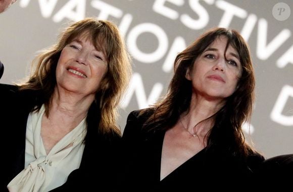 Charlotte Gainsbourg et sa mère Jane Birkin - Montée des marches du film «Jane par Charlotte» lors du 74ème Festival International du Film de Cannes. Le 7 juillet 2021
© Borde-Jacovides-Moreau / Bestimage