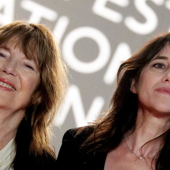 Charlotte Gainsbourg et sa mère Jane Birkin - Montée des marches du film «Jane par Charlotte» lors du 74ème Festival International du Film de Cannes. Le 7 juillet 2021
© Borde-Jacovides-Moreau / Bestimage