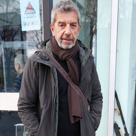 Exclusif - Michel Cymes quitte les studios de Radio France à Paris le 3 janvier 2023.