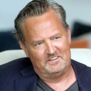 Près de trois ans après la disparition de Matthew Perry, des dizaines d’objets personnels de l’acteur de la série “Friends” seront bientôt mis aux enchères aux États-Unis. Une vente exceptionnelle organisée au profit de la fondation créée en sa mémoire.

Matthew Perry dans l'émission Nightline pour la promotion de son livre "Friends, Lovers and the Big Terrible Thing"